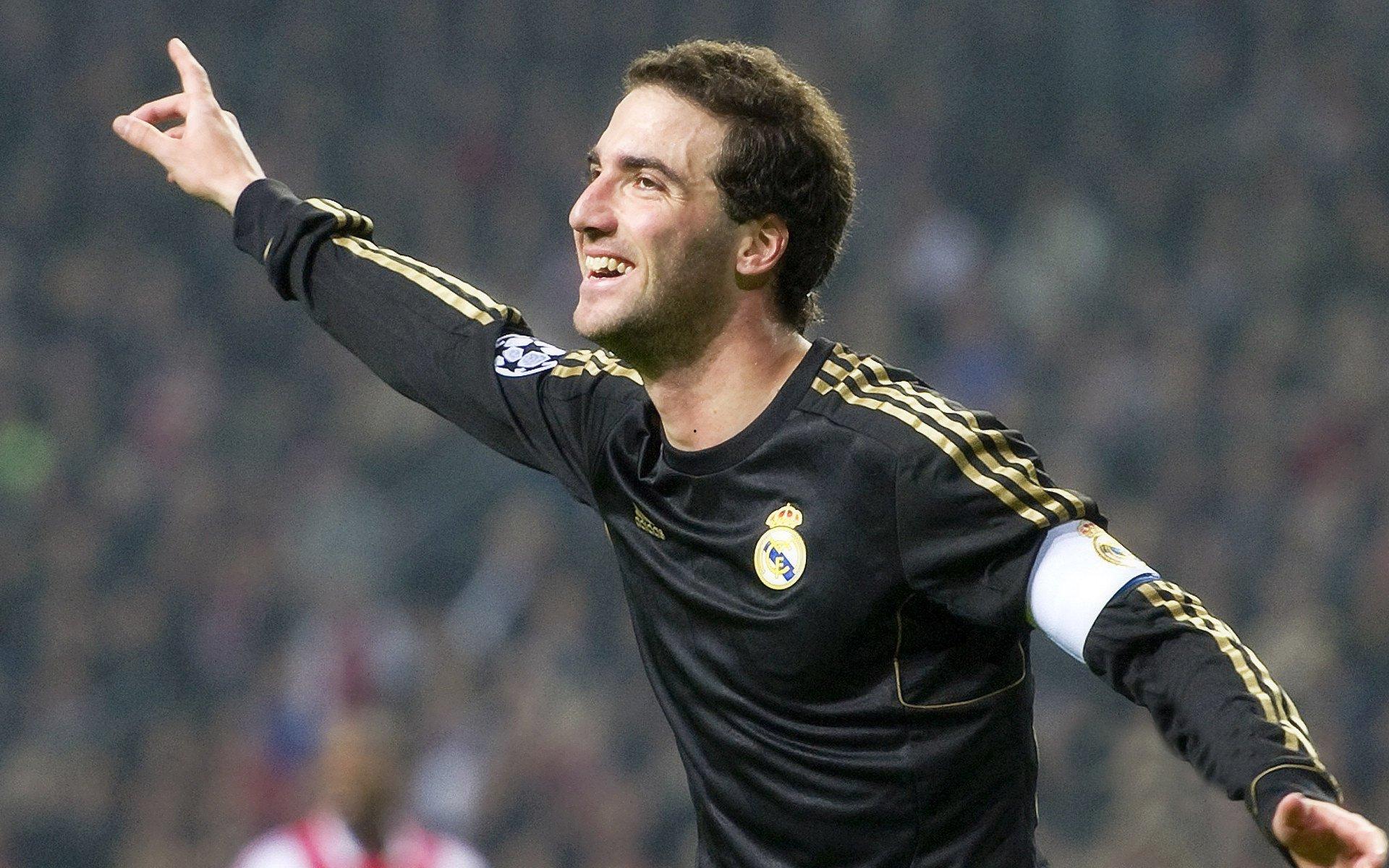 伯恩利与切尔西达成协议，成功引进中场新星莱斯利·乌戈舒库