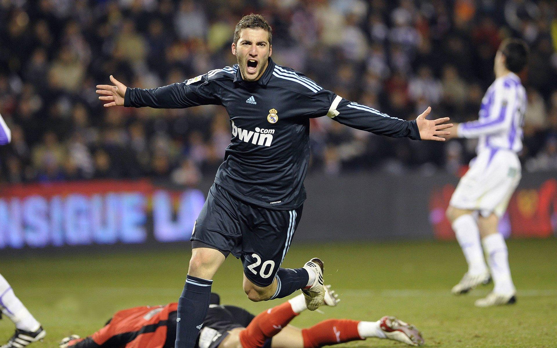 活久见！阿根廷联赛现惊天一幕，球员集体静止抗议，裁判无奈中断比赛